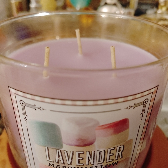 BATH & BODY WORKS 3 WICK CANDLE LAVENDER MARSHMALLOW - Picture 2 of 3